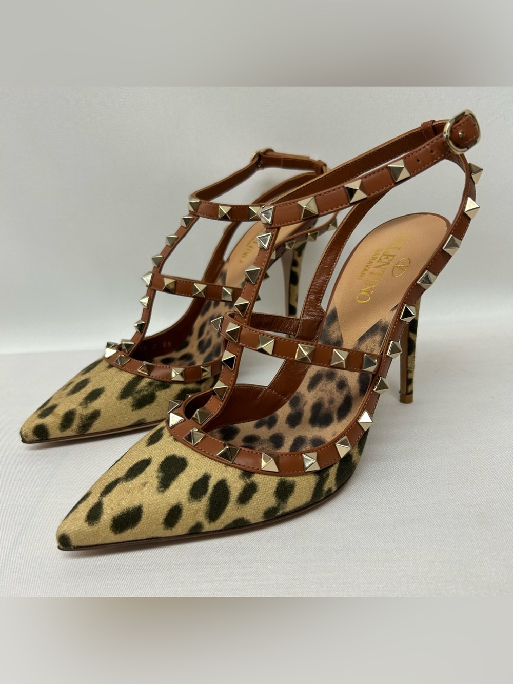 Valentino Rockstud Cheetah Print T-Strap Pump in Brown 9 / 39